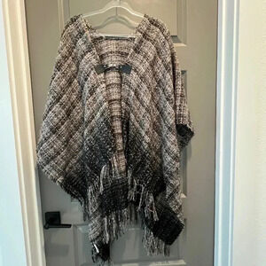 Shawl Black White and Brown Elegant Clasp One Size